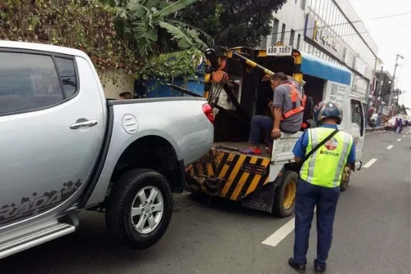 It is recommended to get yourself a parking space to avoid getting towed by the MMDA | via Moneymax Pickup truck getting towed