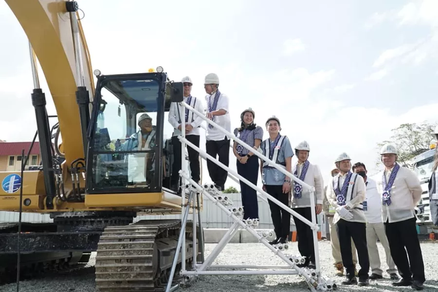 A picture of government officials and posing at the MMSP contract package 103 groundbreaking ceremony.