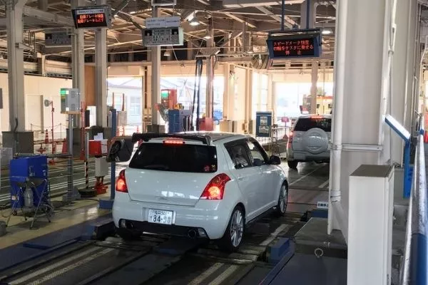A picture of motor vehicle inspection in Japan.