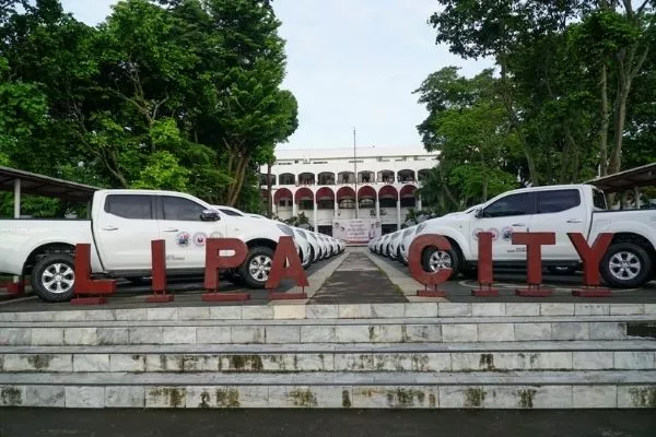 White Nissan Navara all lined up
