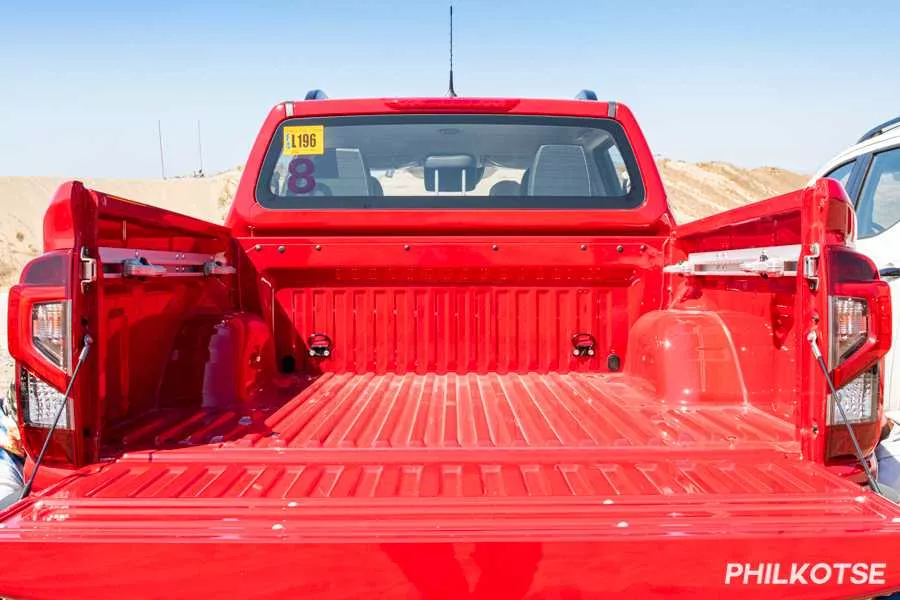 A picture of the Navara's bed with the tailgate open