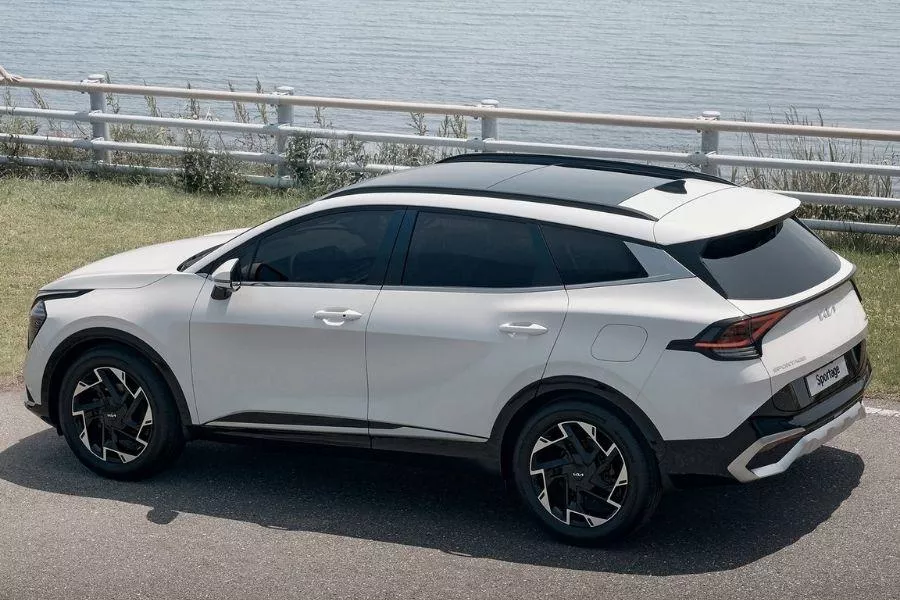 A picture of the side and rear of the fifth-gen Sportage for the global market