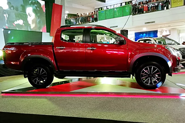 New Isuzu D-max 2020 from the side