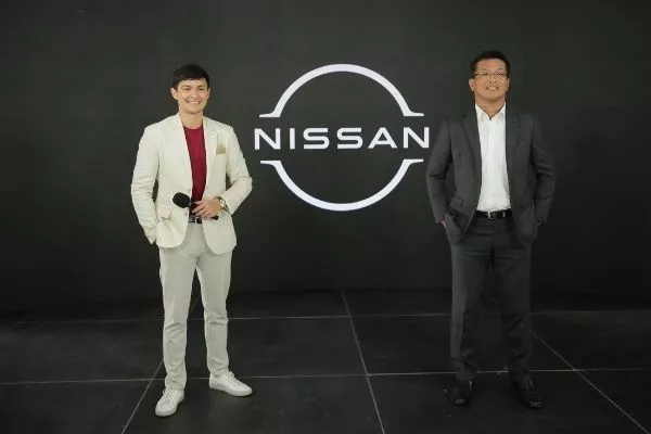 Matteo Guidicelli and Nissan president Atsushi Najima