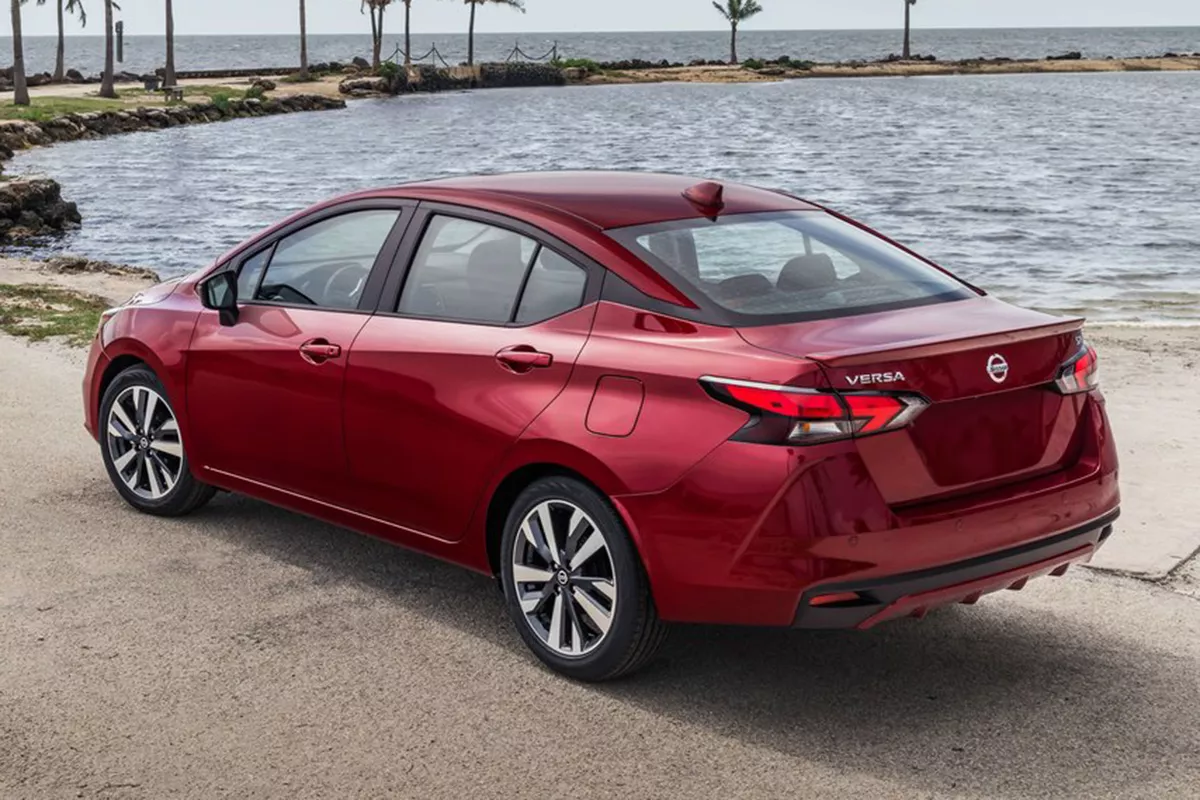 The rear end of the Nissan Versa/Almera A picture of the rear of the Nissan Versa/Almera while parked at the beach