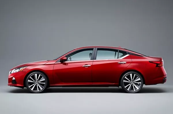 2019 Nissan Altima side view
