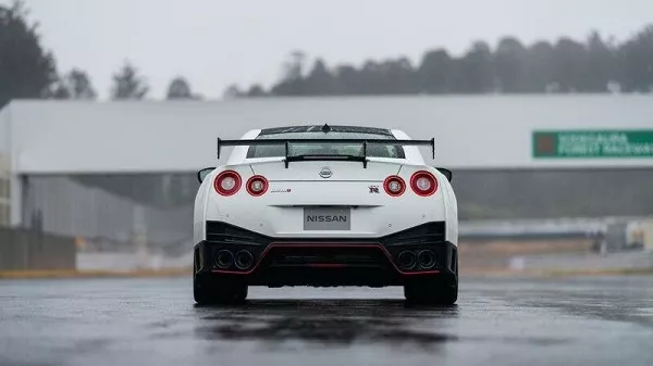 Nissan GT-R Nismo 2020: rear view