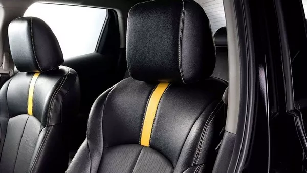 The Juke N-Sport 2019 now features leather seats with three different cues to match the exterior accents Nissan Juke N-Sport 2019 seats