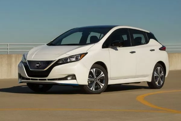 A picture of the Nissan Leaf in a parking lot