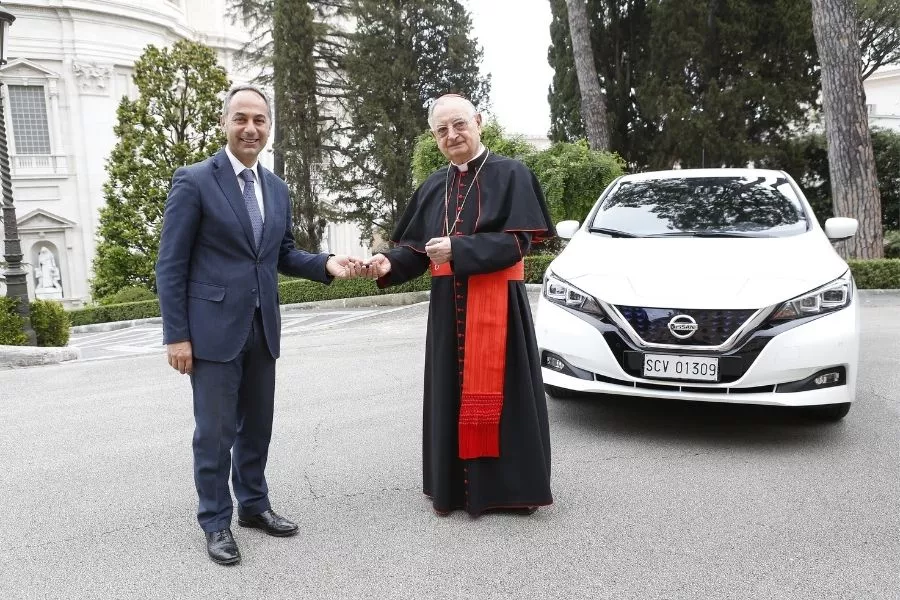 A picture of Nissan Italy Managing director handing over the Nissan LEAF to Cardinal Bertello