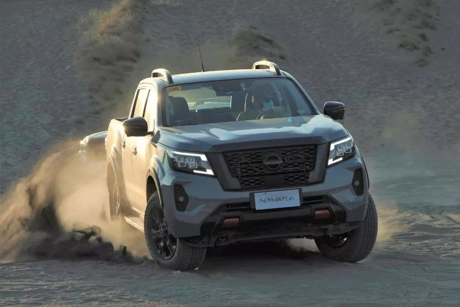 Nissan Navara front view