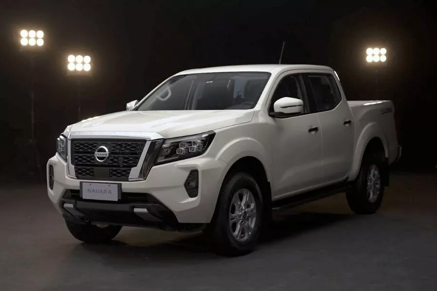 Nissan Navara front view