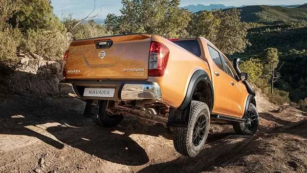 Nissan Navara AT32 2018 angular rear