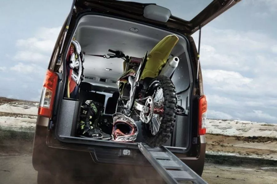 2022 Nissan Urvan rear view