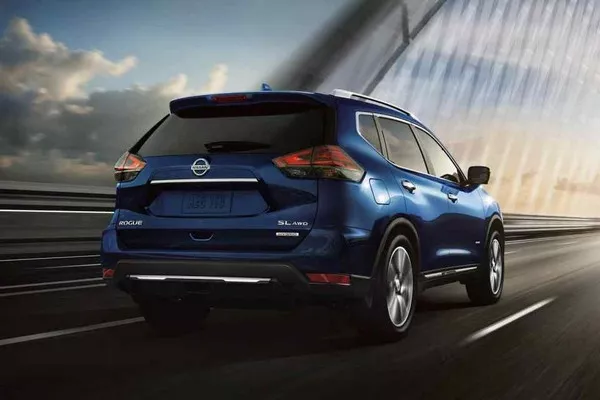 Nissan X-Trail 2018 hybrid on the road