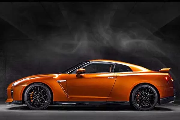 Nissan GT-R 2018 Premium Edition side view
