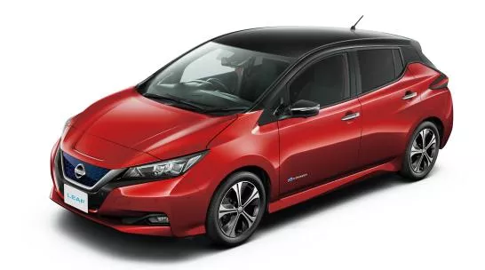 a bi-tone Nissan LEAF 2018