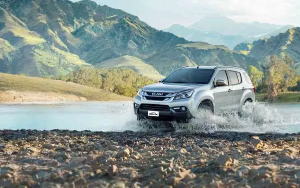 Isuzu MU-X running through water