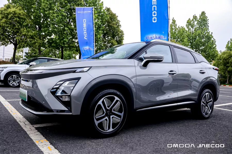 It boasts up to 450 km of range. 