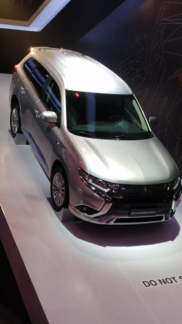 mitsubishi outlander phev angular front