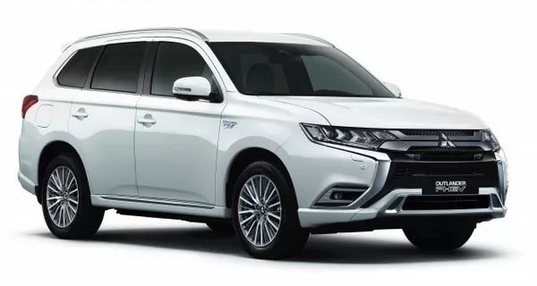 Mitsubishi Outlander PHEV 2019 facelift angular front