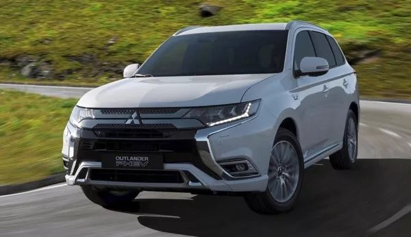 Mitsubishi Outlander PHEV 2019 facelift on the road