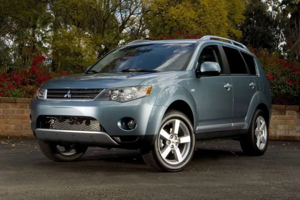 A picture of the Pre-facelift Mitsubishi Outlander