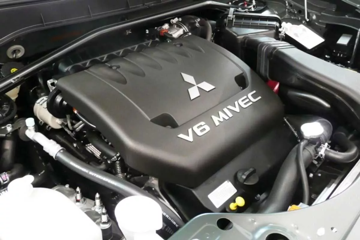 A picture of the Outlander's 3.0-liter V6 engine