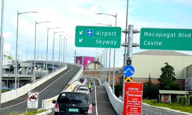 Some cars plying the Skyway