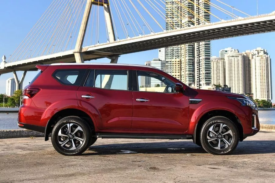 A picture of the facelifted Nissan Terra from the side
