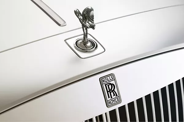 A picture of the hood of a Rolls-Royce