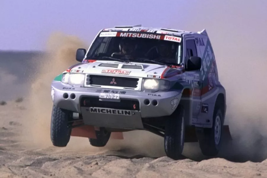 A picture of the Mitsubishi Pajero at the 1997 Dakar Rally