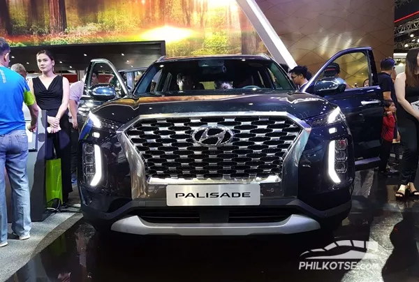 A shot of the Hyundai Palisade from the front highlighting its grille, slit thin headlights and large foglights