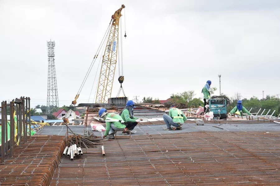 A picture of workers working on the Pampanga Delta bridge