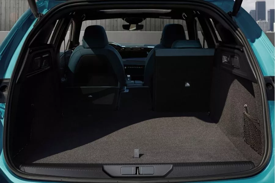 A picture of the 308 SW's trunk with the rear seats down