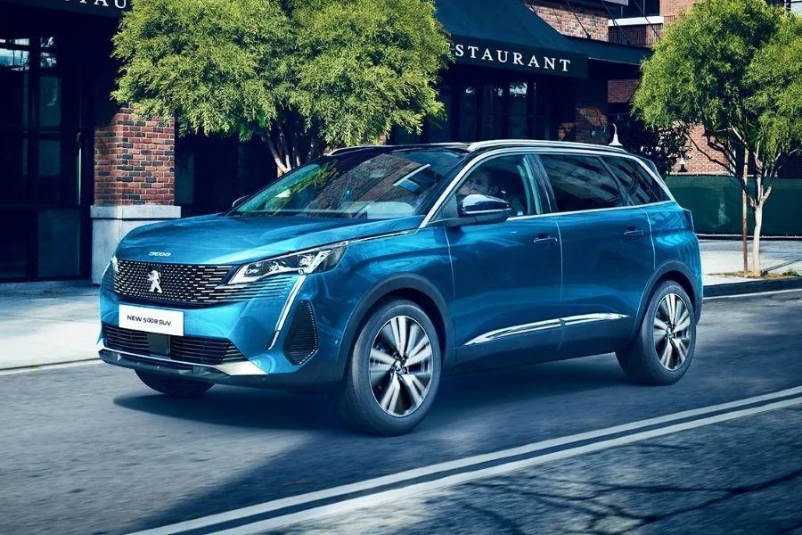 A picture of the 2022 Peugeot 5008 on a city road.