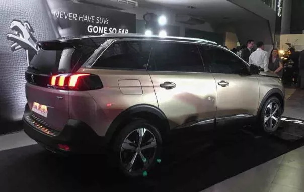 Peugeot 5008 2018 angular rear