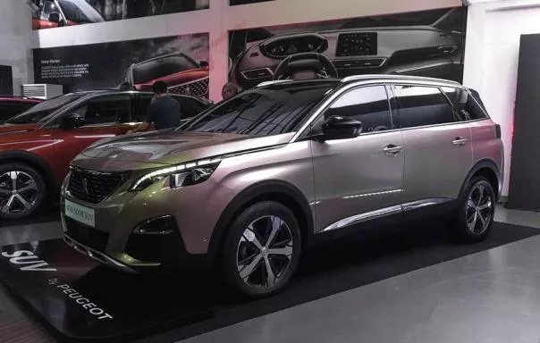 Peugeot 5008 2018 angular front