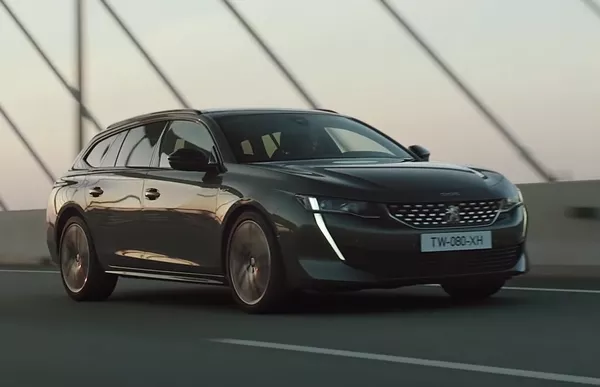 Angular front of Peugeot 508 SW 2019