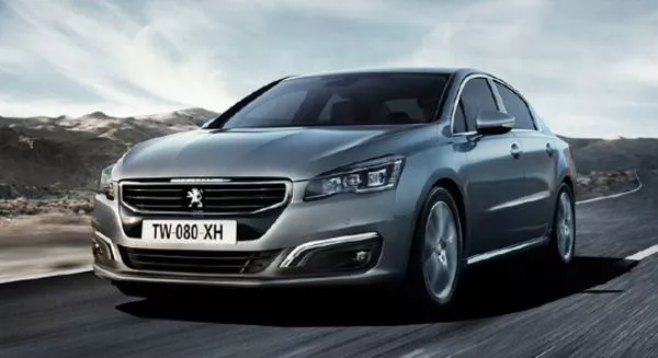 Angular front of a grey Peugeot 301