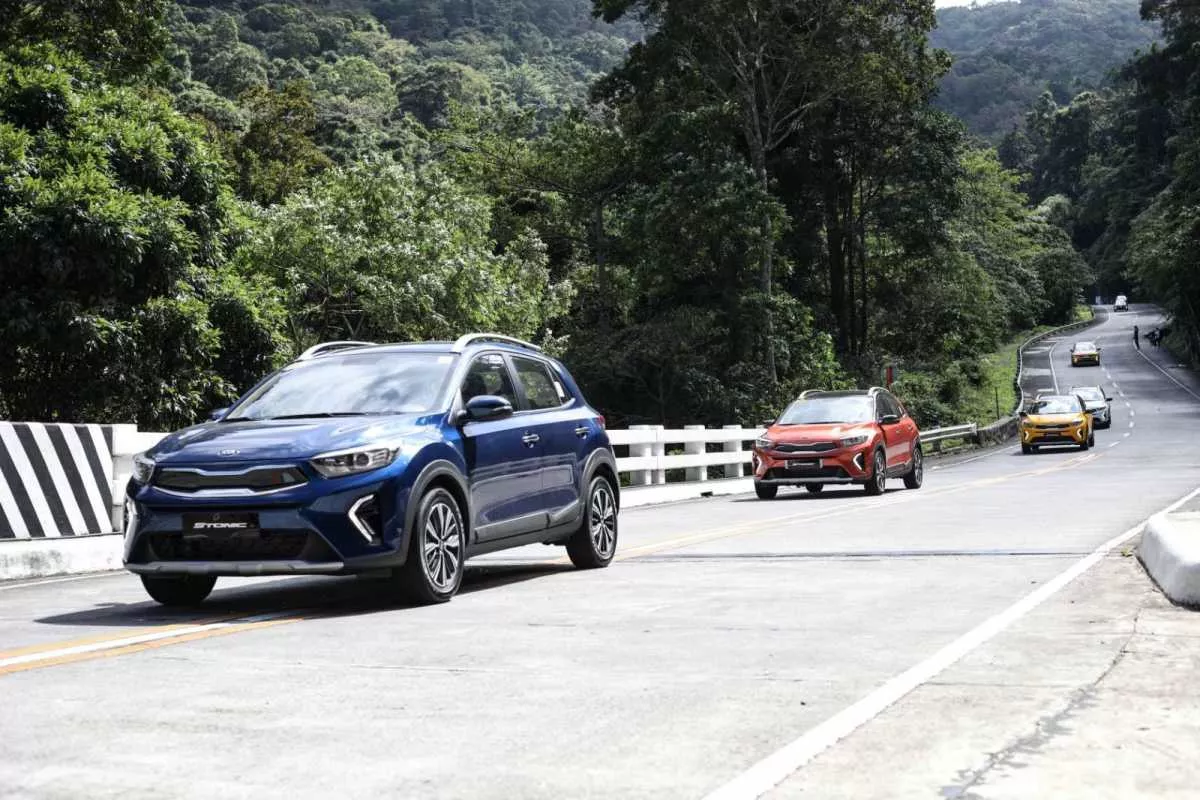 Stonic units on road