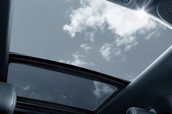 Letting the sunlight into the Platinum's cabin sets you back $1,495 (Php 74,809) Twin-panel moonroof