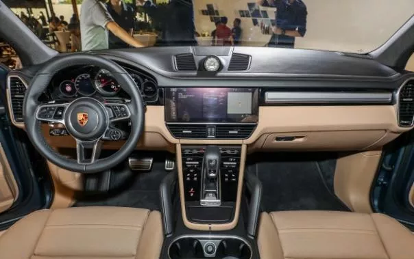 The interior of Porsche Cayenne 2018 