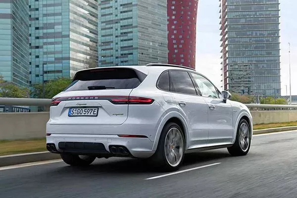 The Cayenne Hybrid 2019 can run up to a maximum of 441 km when in hybrid mode Porsche Cayenne Hybrid 2019 on the road
