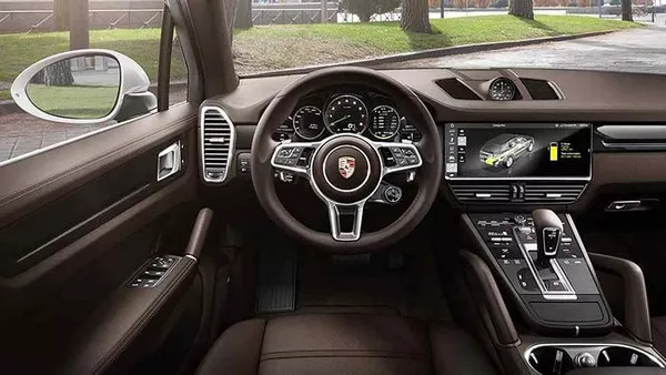 The Cayenne Hybrid 2019 comes equipped with massive 22’’ wheels, heads-up display, Off-Road Package Porsche Cayenne Hybrid 2019 driving cabin