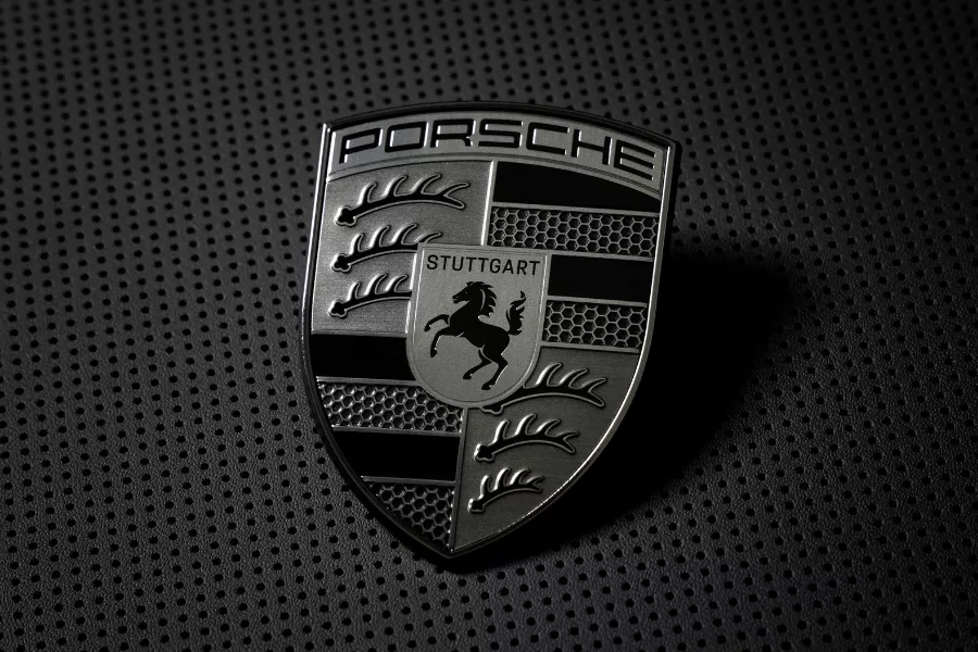 A picture of the new Porsche Turbo crest. 