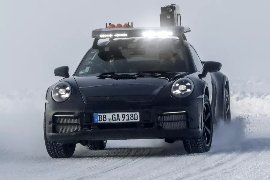 A picture of the Porsche 911 Dakar on snow