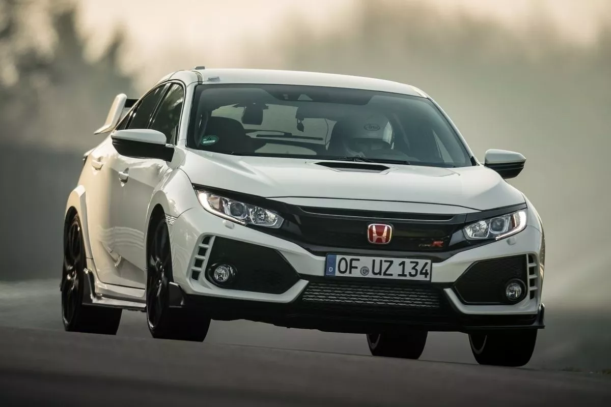 A Picture of the Honda Civic Type R pre-facelift version on the racetrack