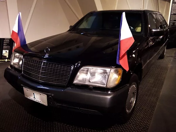 Gloria Arroyo's Mercedes-Benz S600 Limousine V140 1993