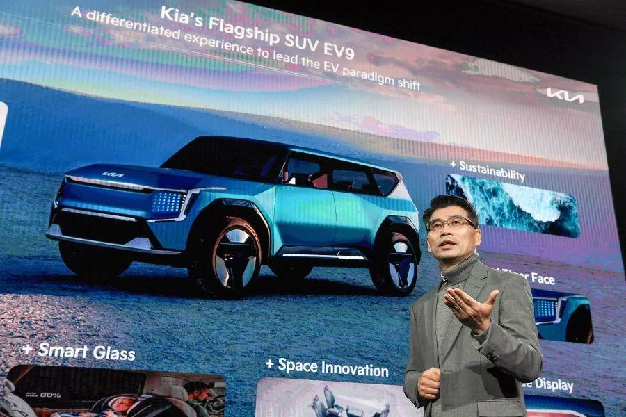 A picture of a Kia executive presenting the Kia 2030 strategy.